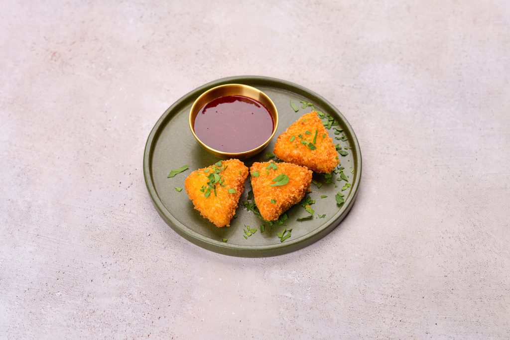 Мцвади сулугуни с бруснично-гранатовым соусом