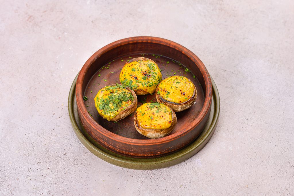 Запеченные шампиньоны с сулугуни