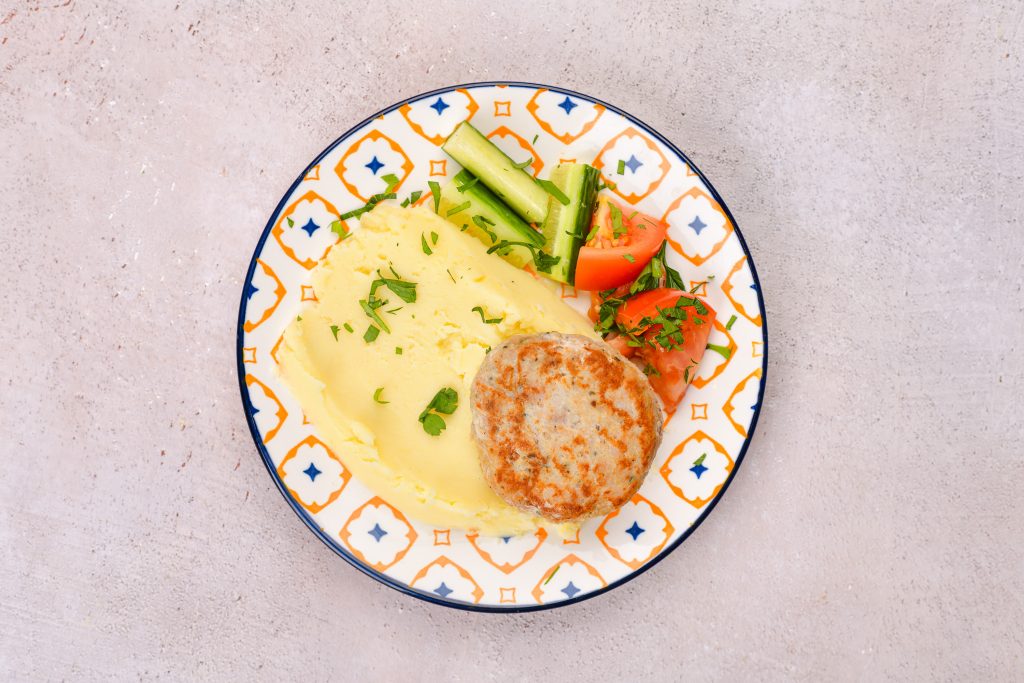 Котлета из курицы с пюре